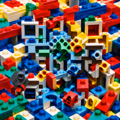 Куча разноцветных игрушечных кубиков: QR-код для упаковки — изображение 1