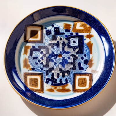 Сине-белая керамическая тарелка: QR-код — изображение 1